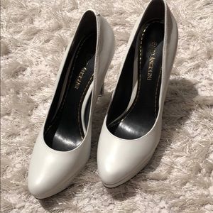 Brand new never worn white Pumps
